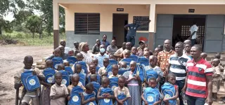 rentree-scolaire-2021-2022-a-seguela-la-premiere-dame-fait-don-de-700-kits-aux-eleves-de-lohou